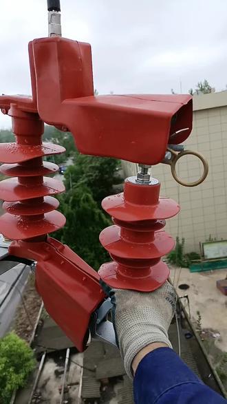 10千伏杆上线路新装跌落式避雷器 调试分合与防雷设备操作全解析